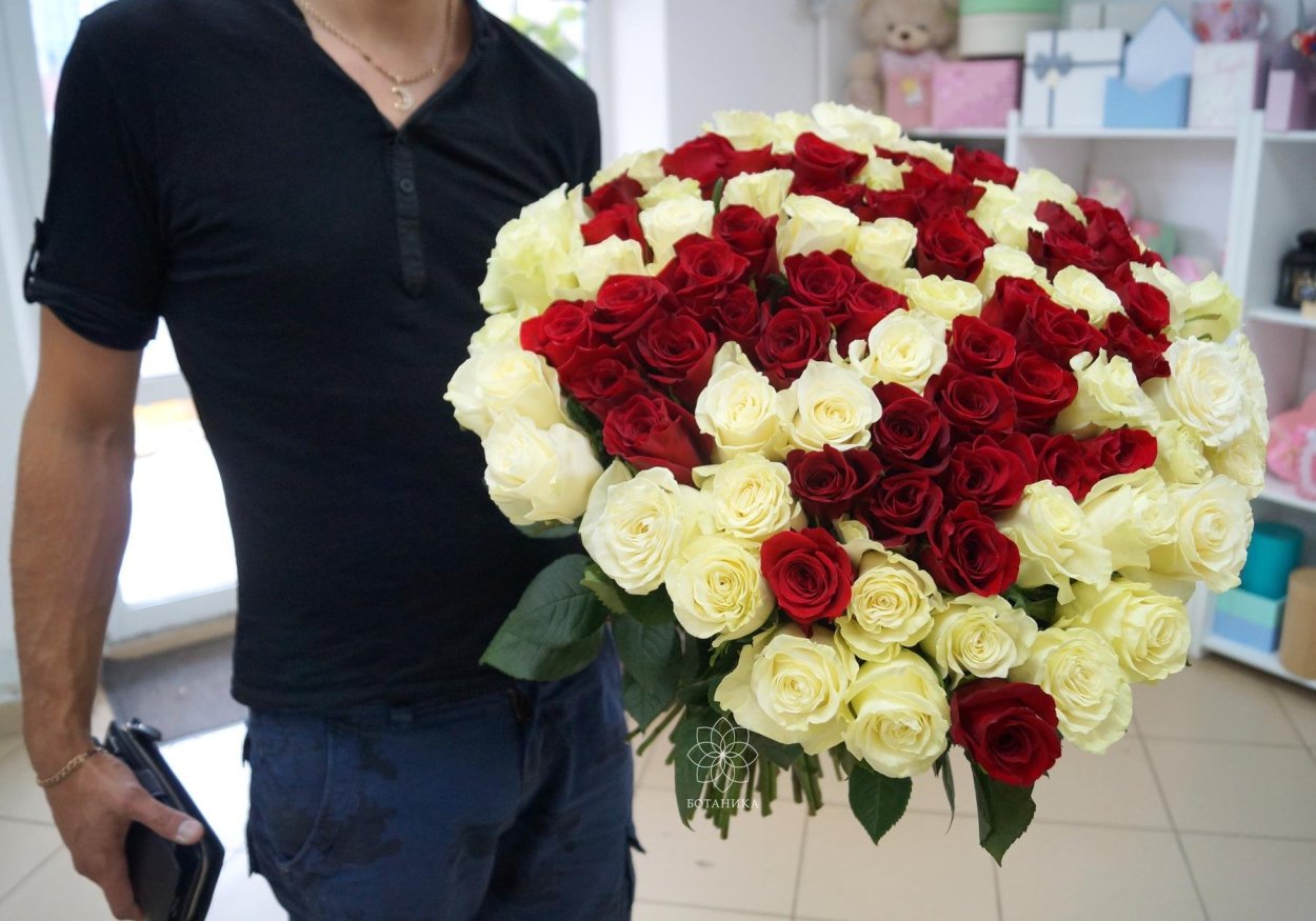 Парень дарит девушке цветы