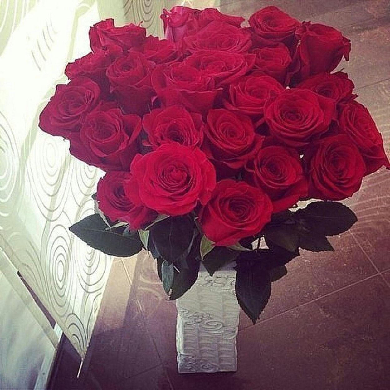 Большой букет в машине