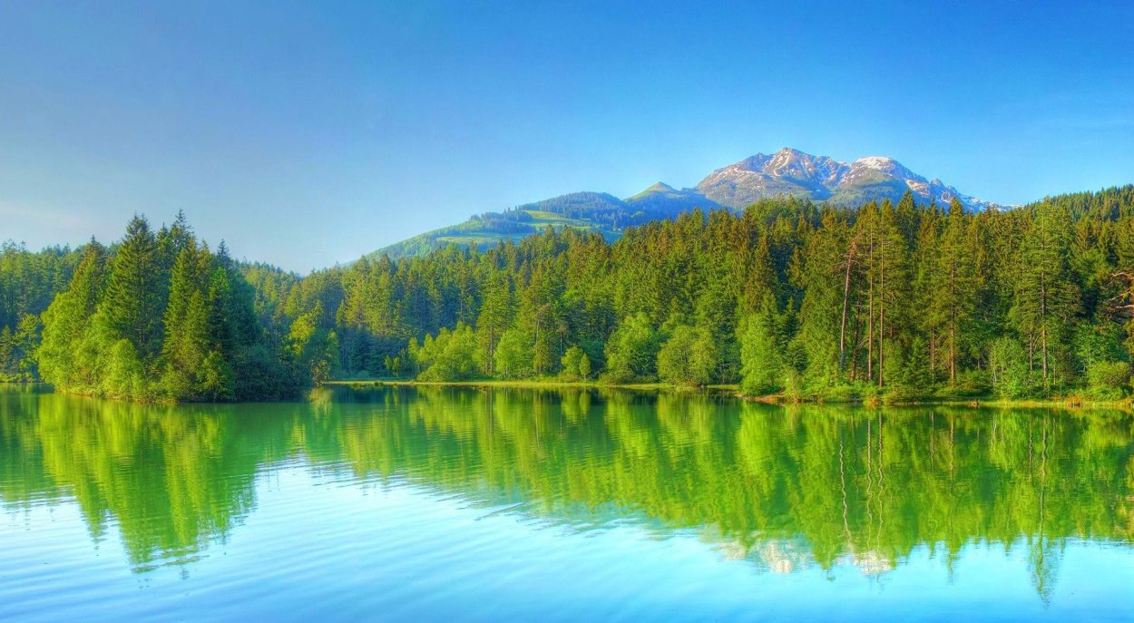 Озеро отражает