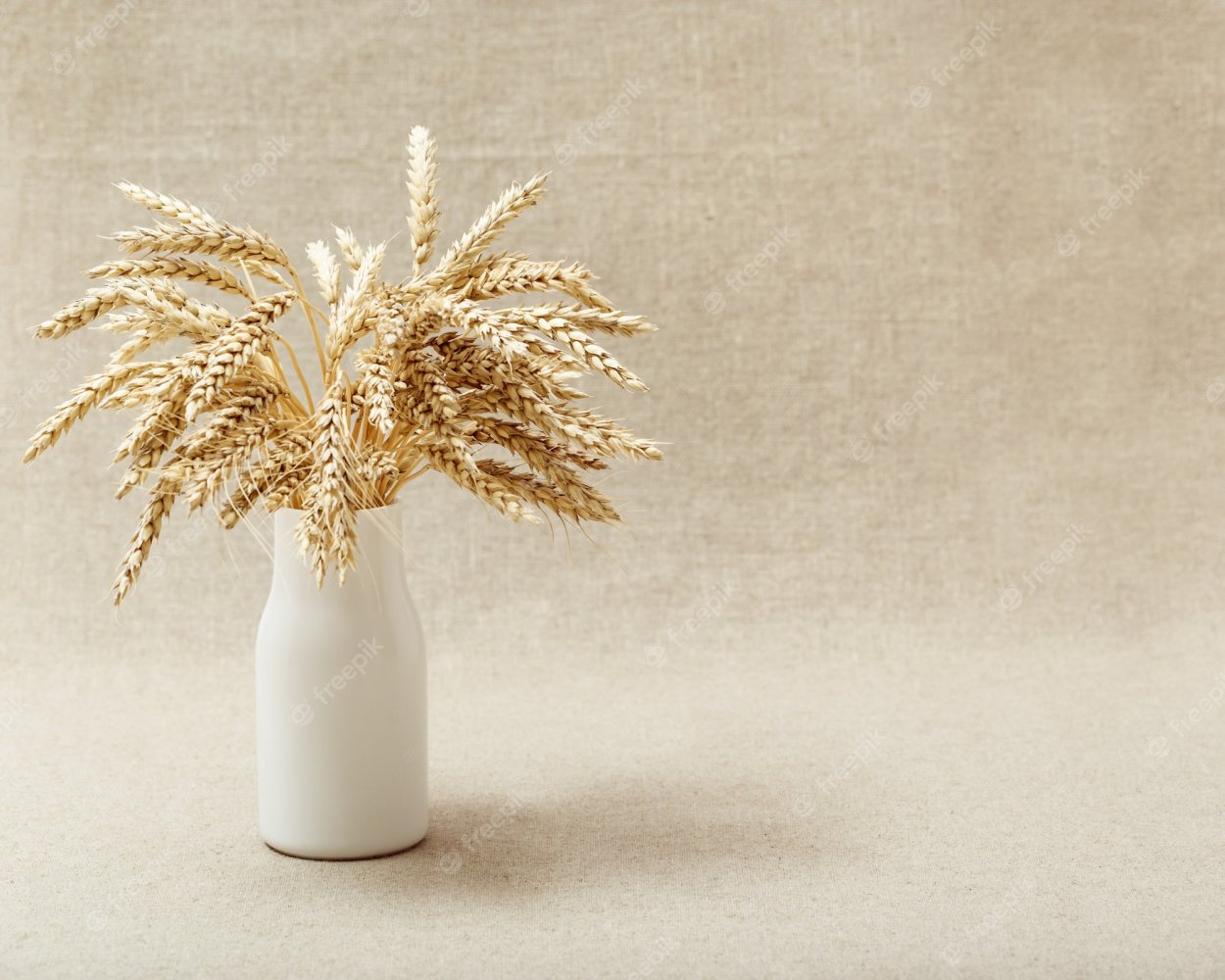 Пшеница в белой вазе