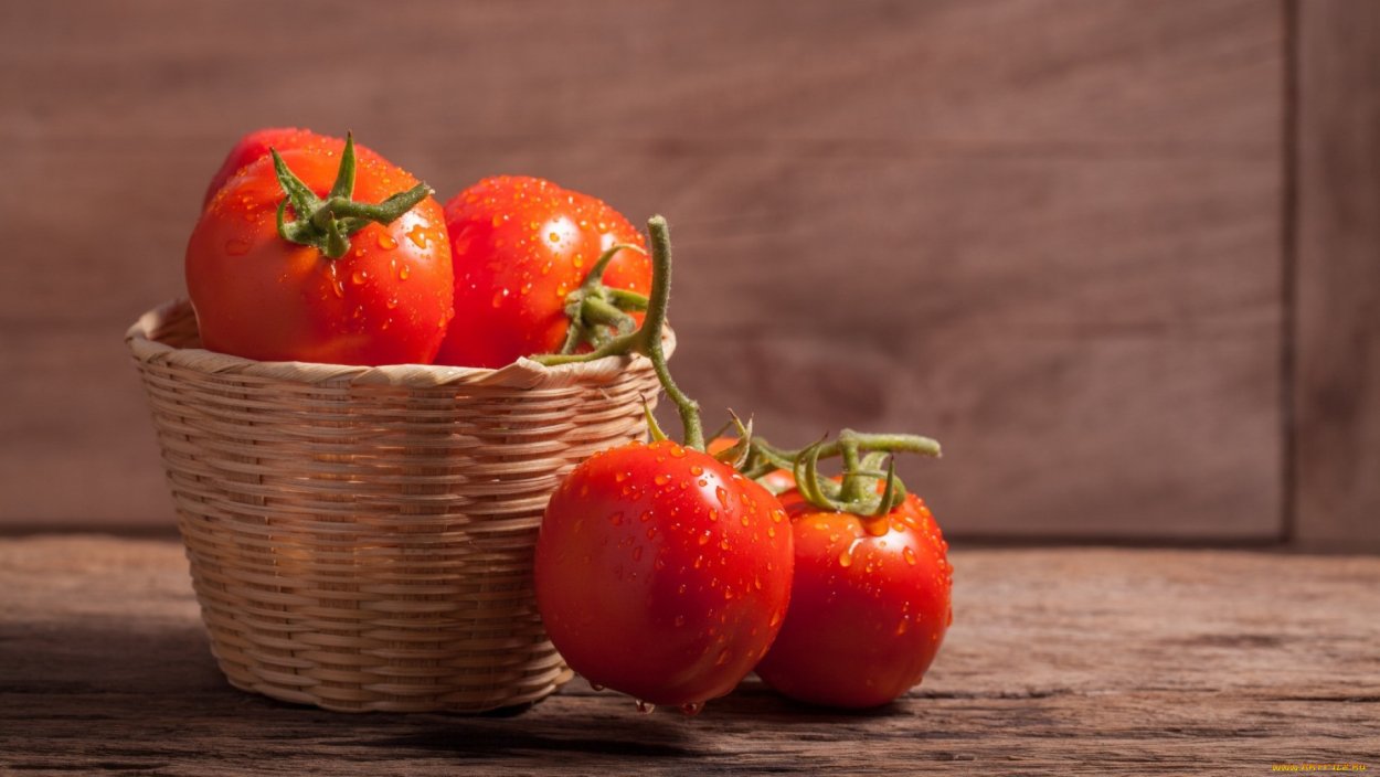 Помидор на столе