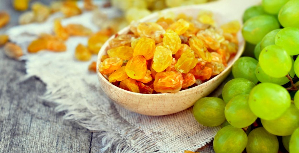 Красивая девушка с виноградом