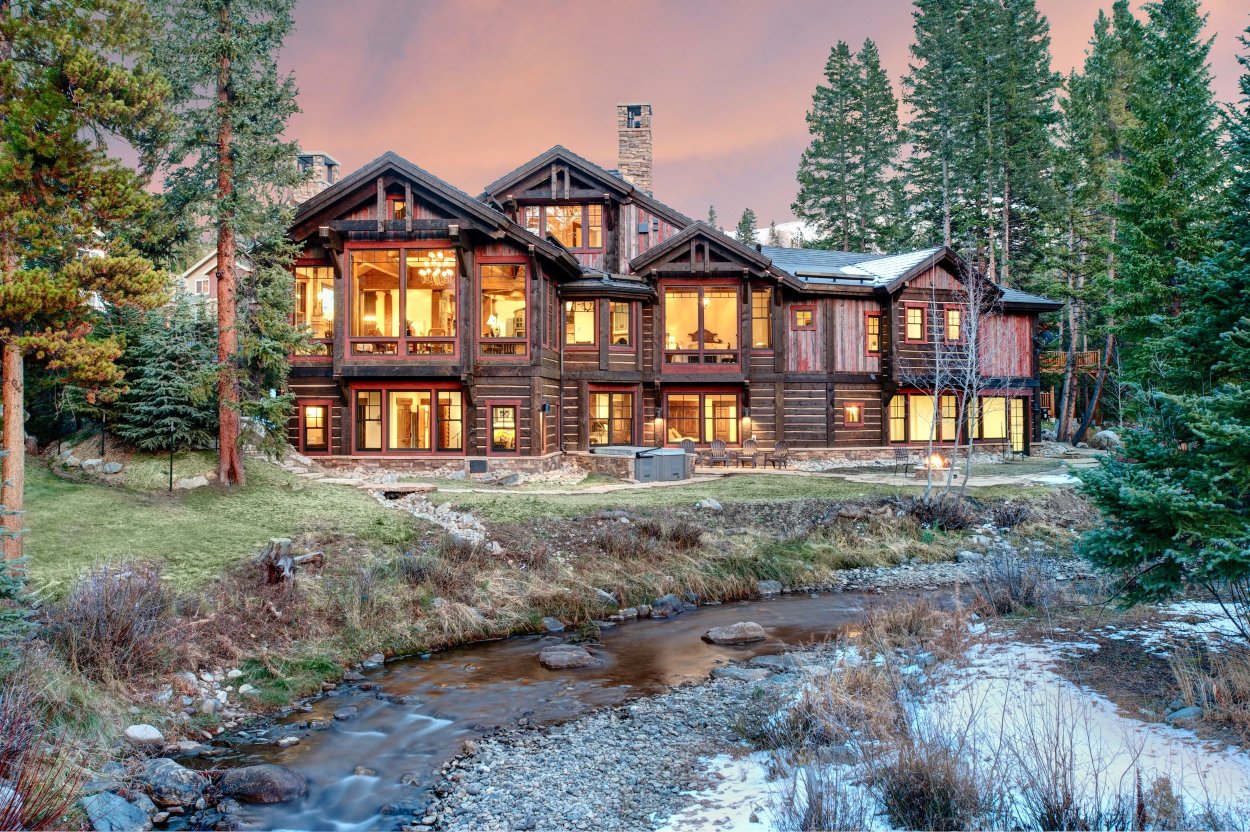 Бревенчатый дом в Канаде