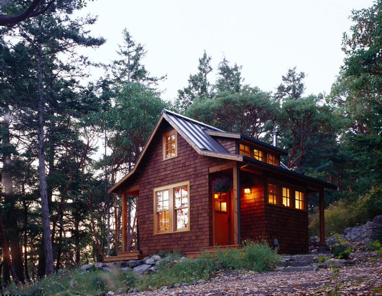 Маленький уютный домик в лесу