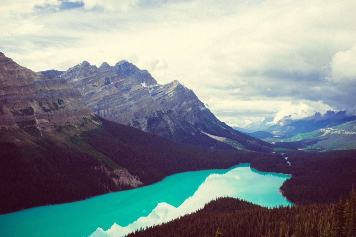 Девушка лодка горы