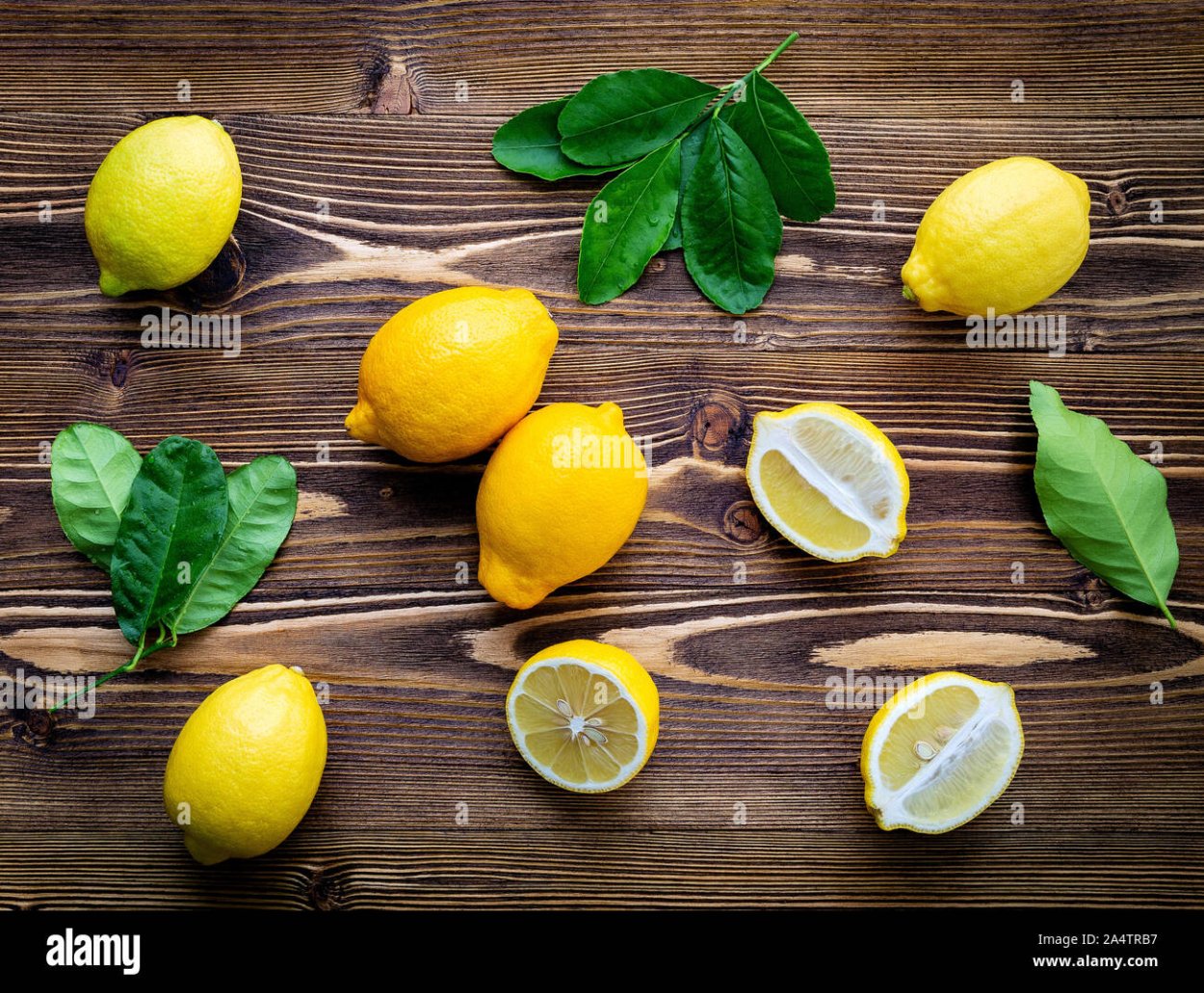 Лимоны на деревянном фоне