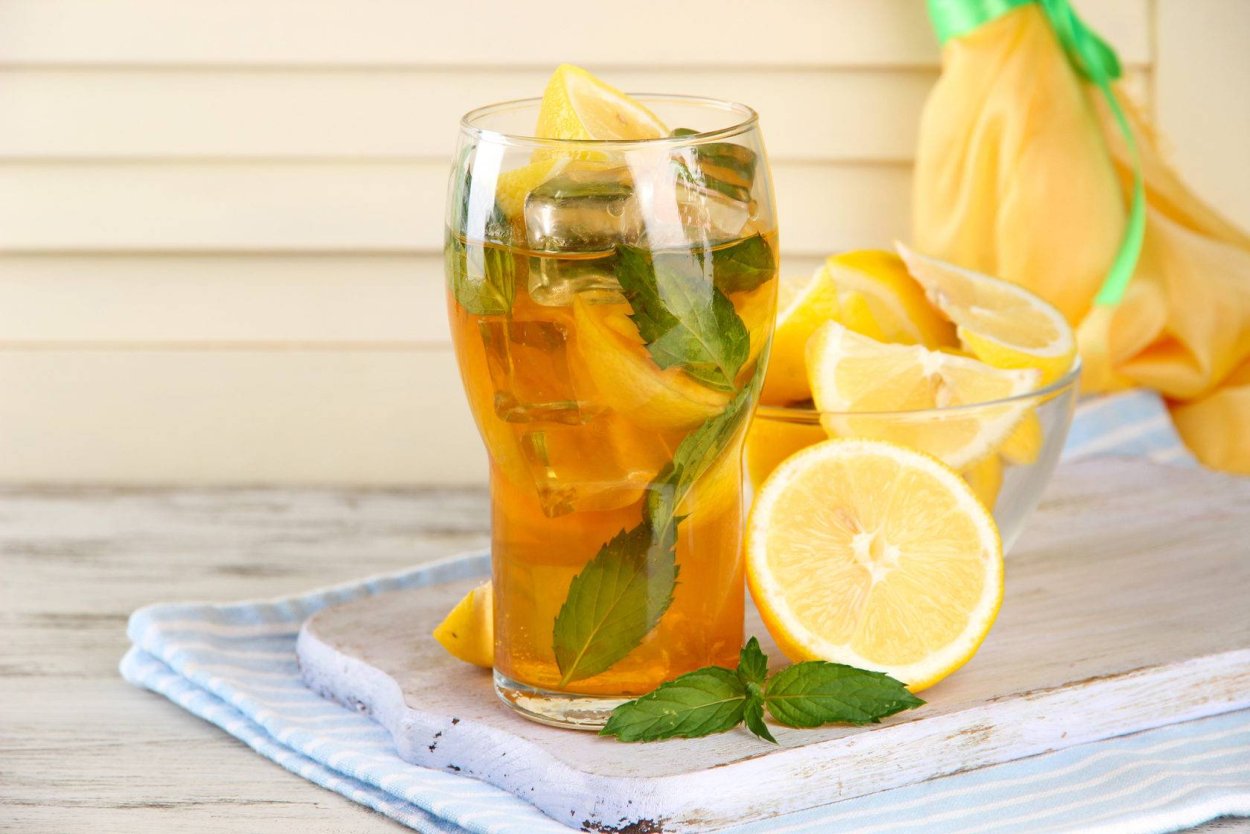 Холодный чай с лимоном