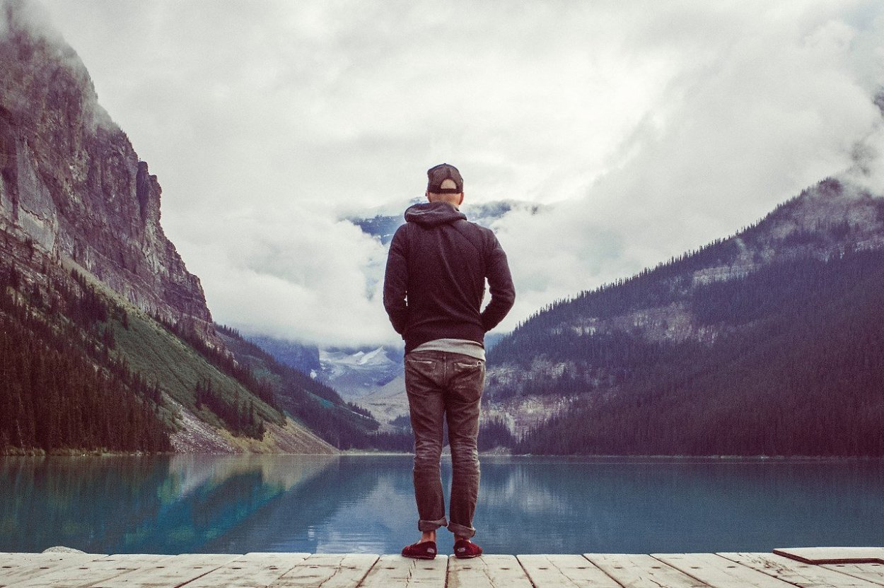 Человек на берегу озера