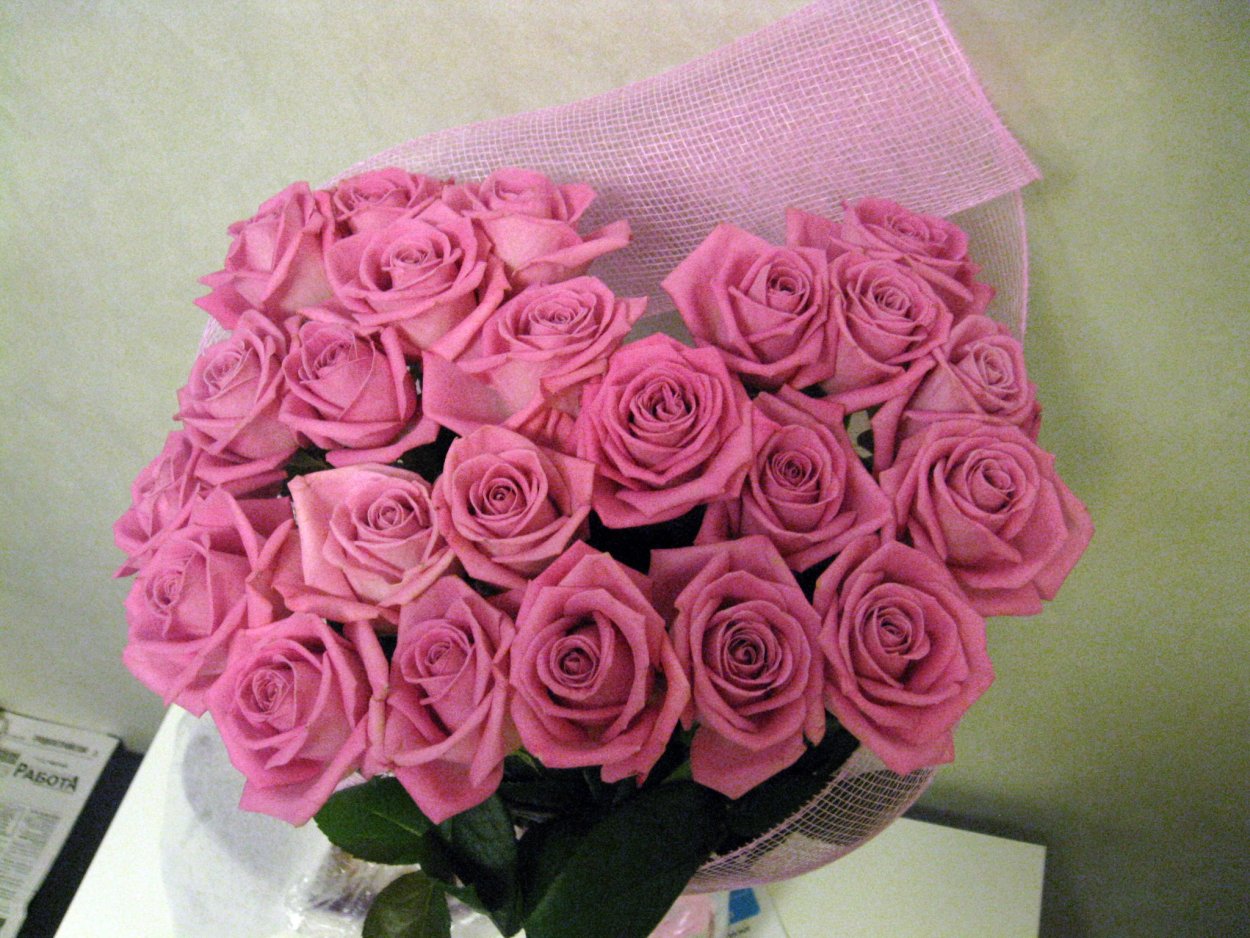 Букет цветов на столе в офисе