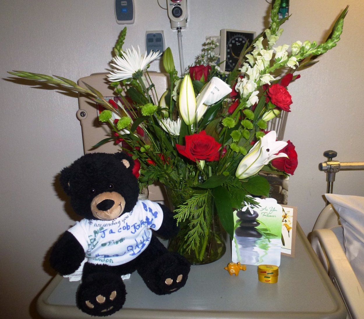 Красивый букет на столе в офисе