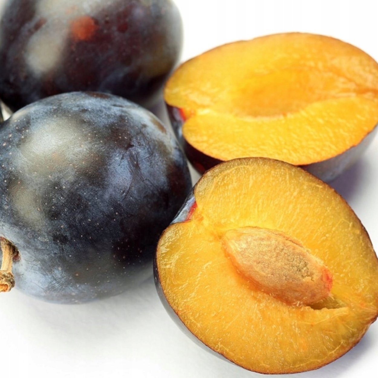 Слива в корзинке