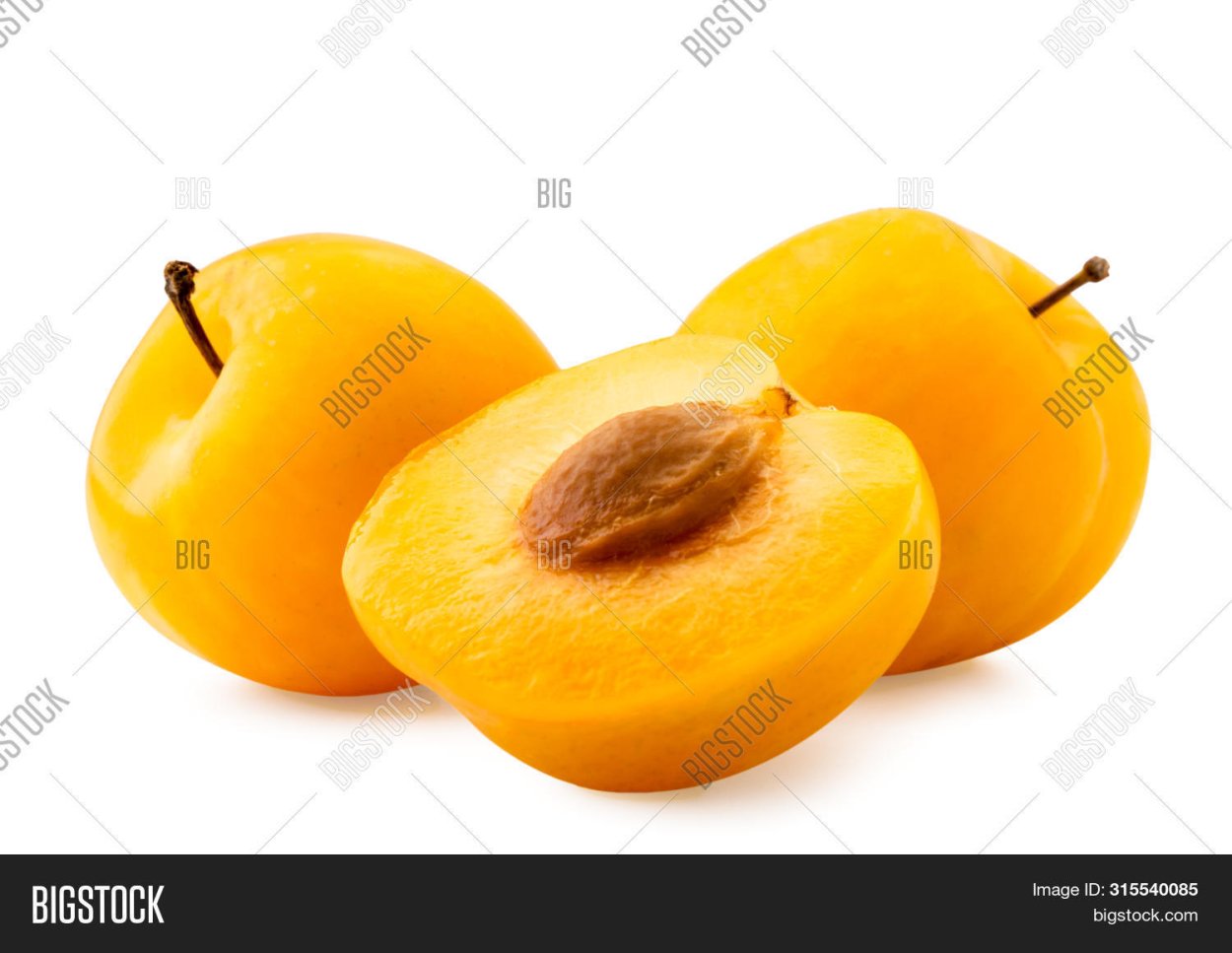 Сливы в тарелке