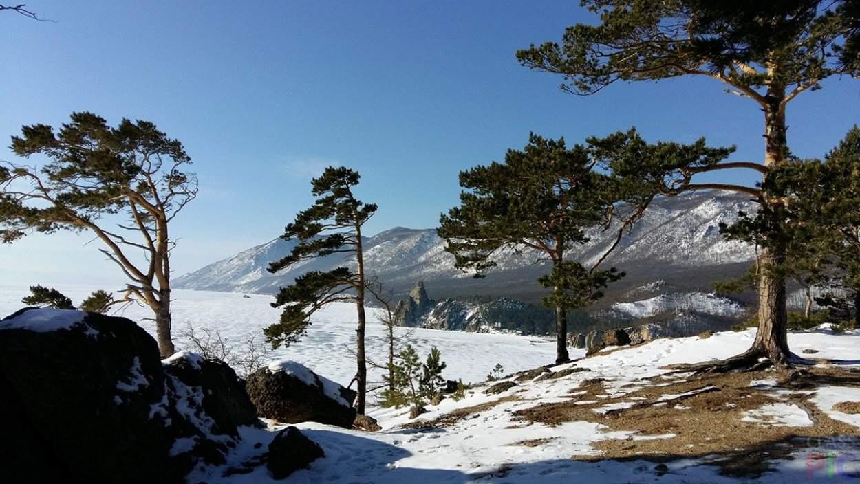 Берег Байкала зимой