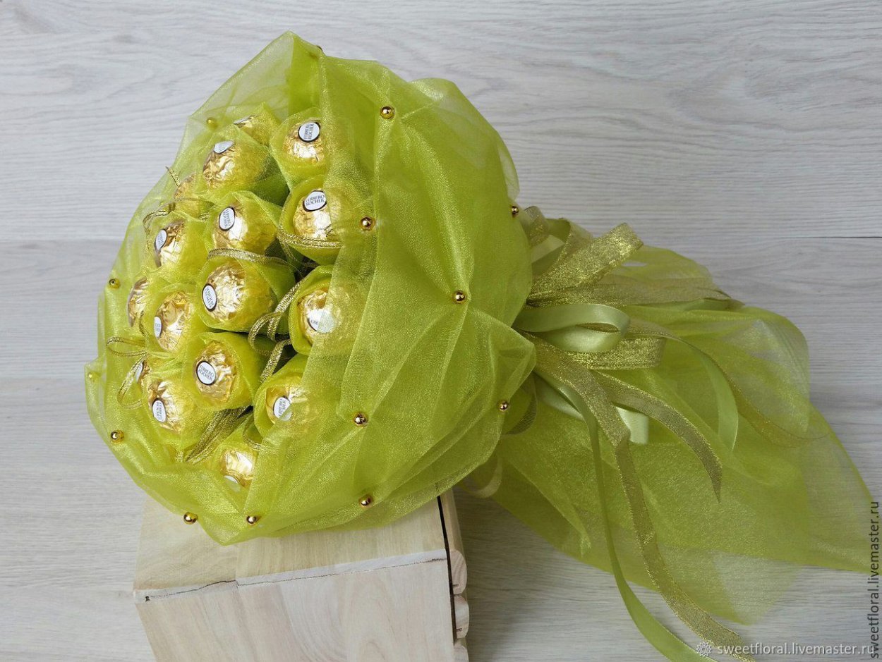 Конфетный букет из органзы