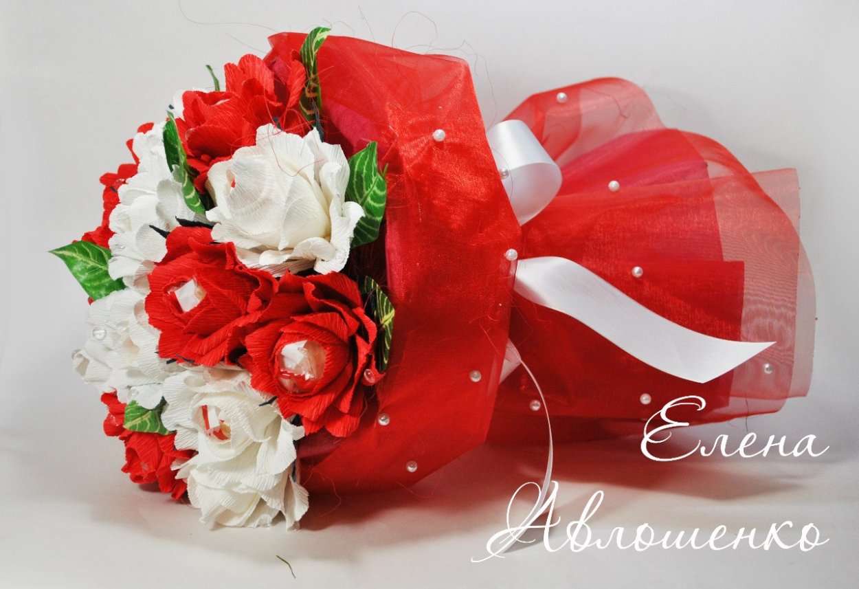 Букет из Рафаэлло и цветов из гофрированной бумаги