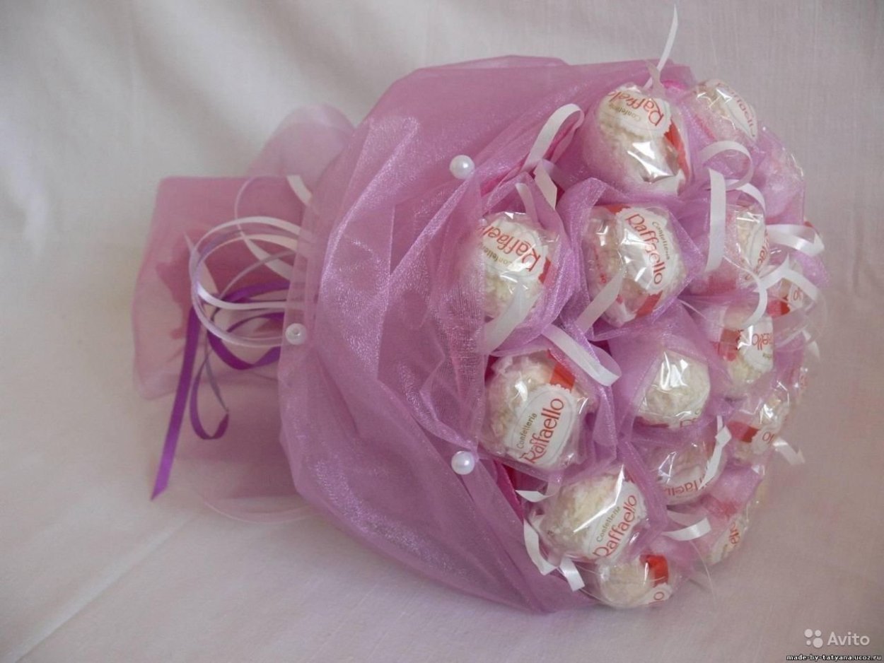 Букет из конфет Рафаэлло в органзе