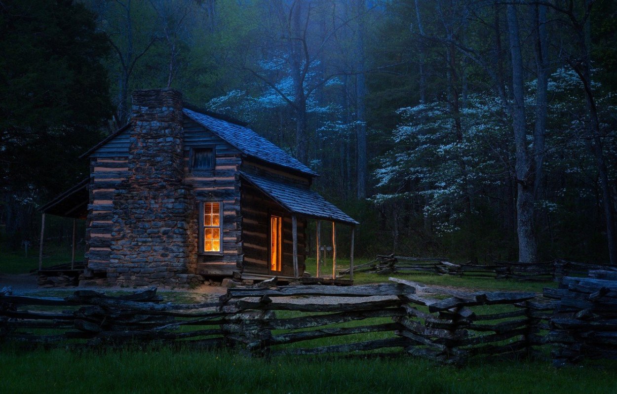 Домик в лесу ночью