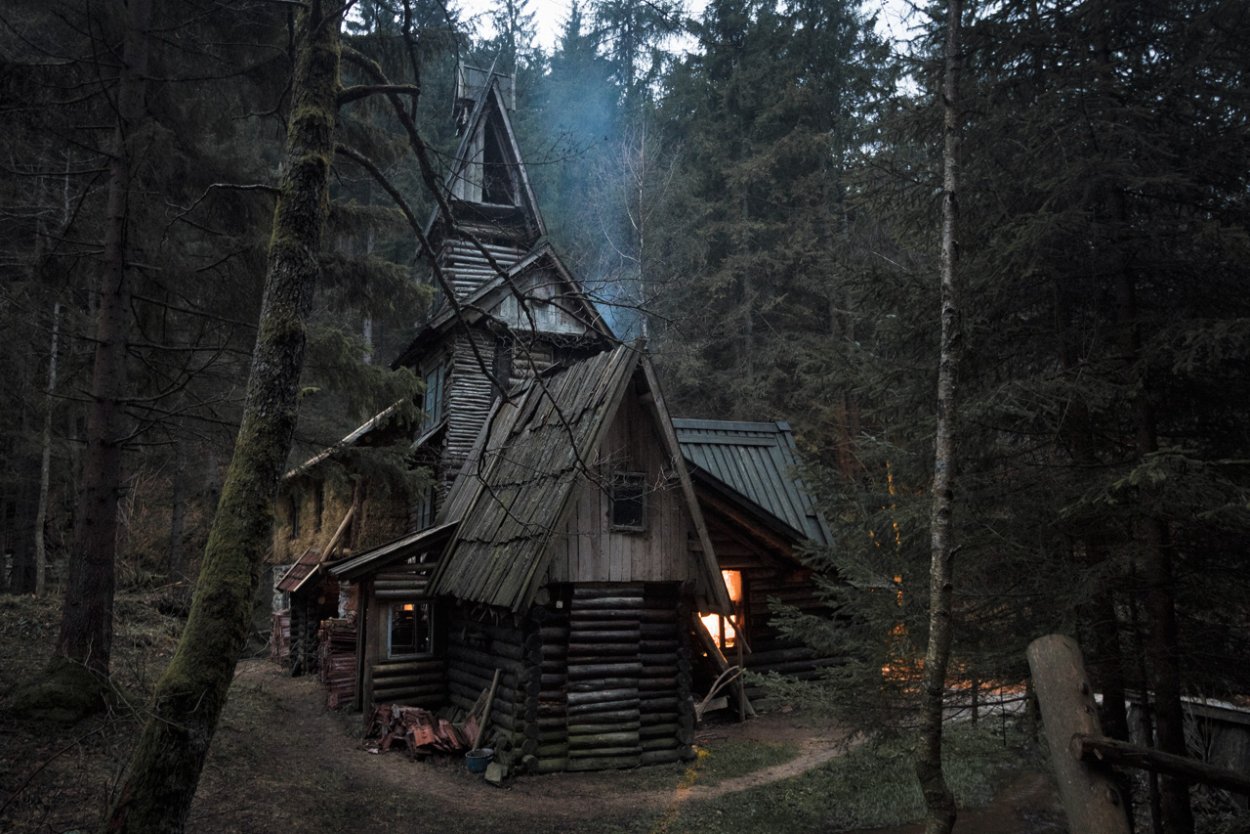 Одинокий дом в лесу