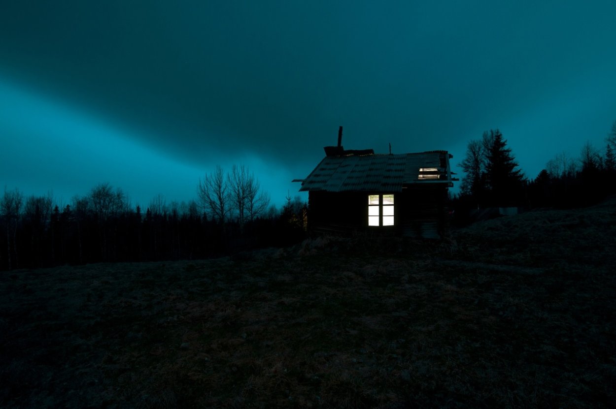 Домик в зимнем лесу