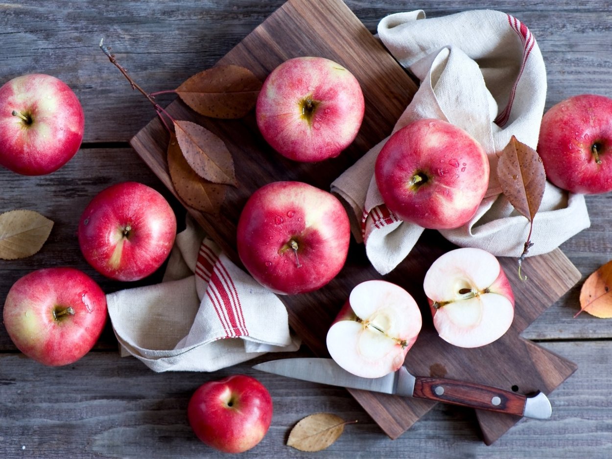 Яблоня с розовыми яблоками