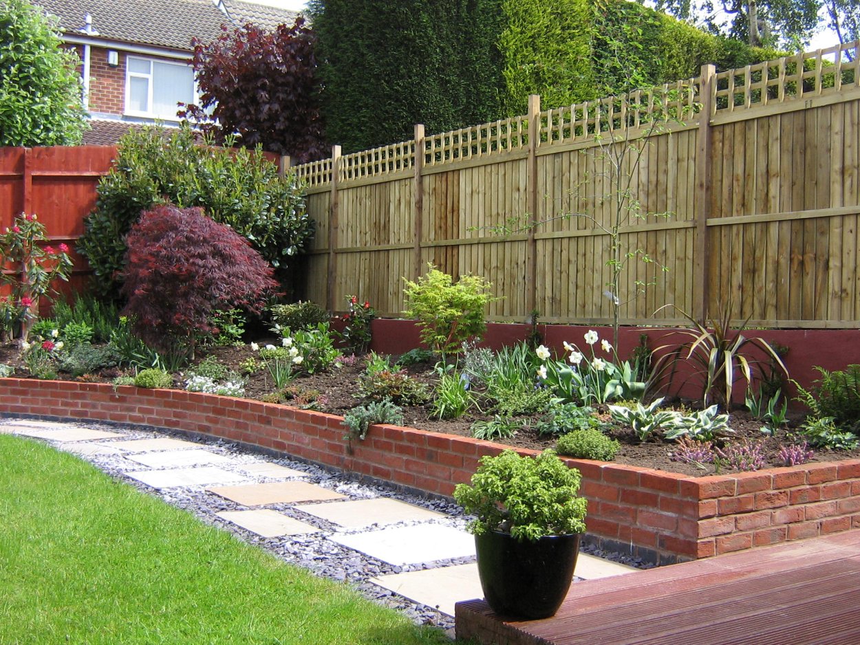 Клумба возле забора