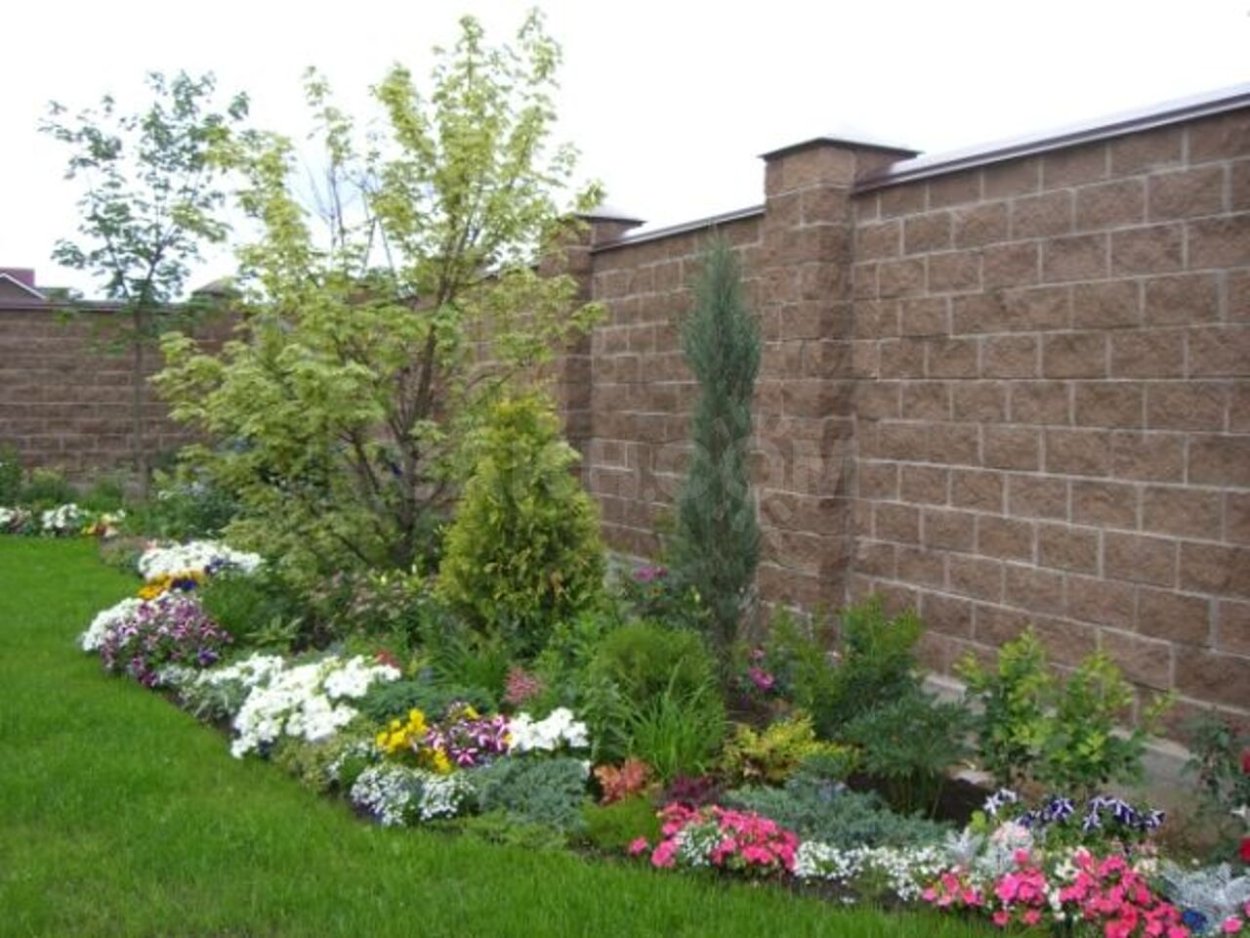 Рокарий с гортензиями и хвойниками