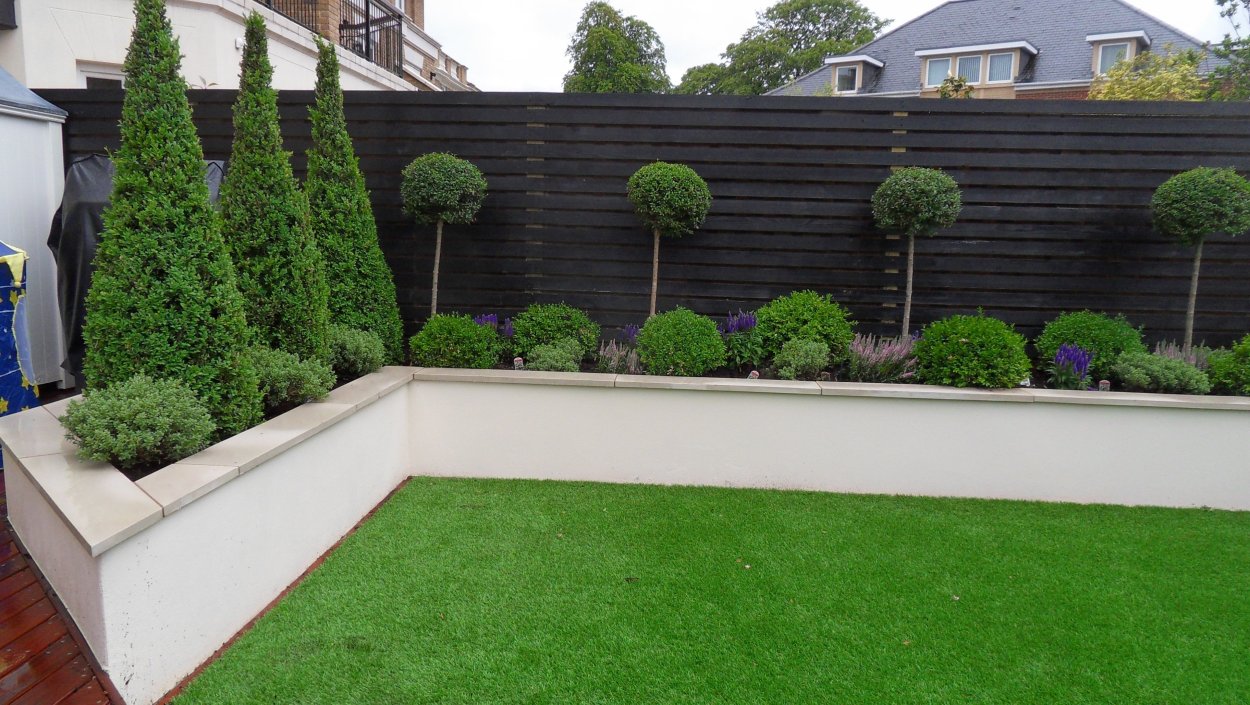 Высокий цветник вдоль забора