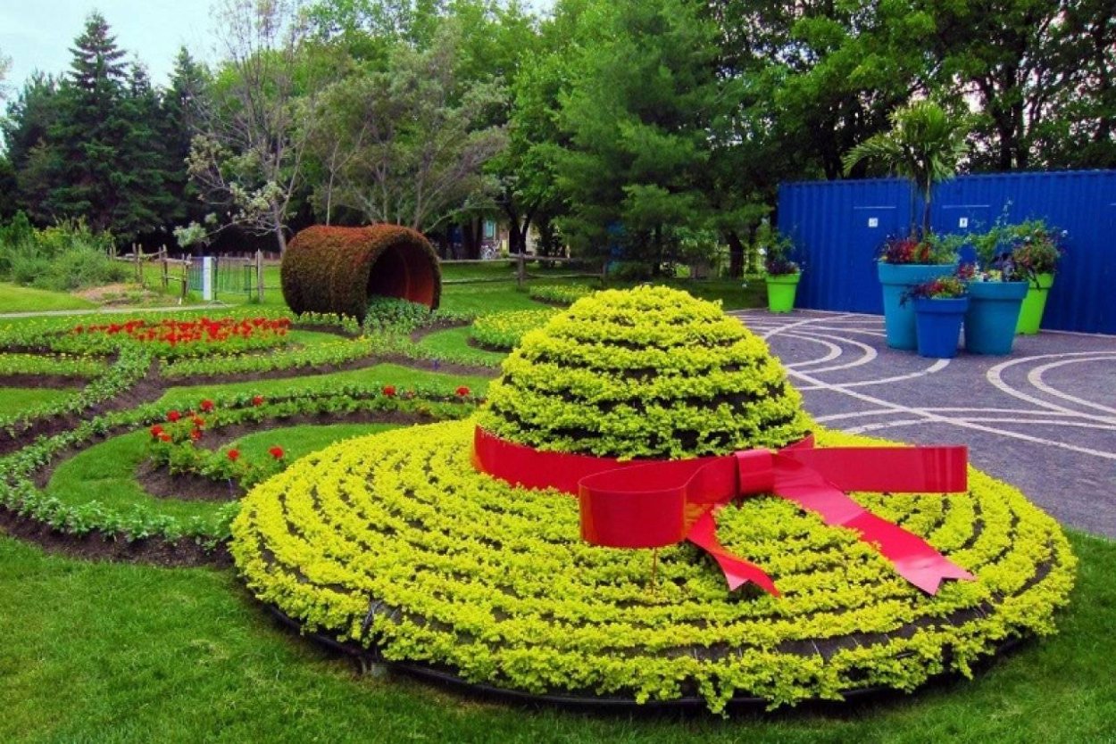 Клумбы в палисаднике