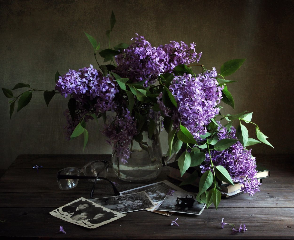 Весенний натюрморт с сиренью