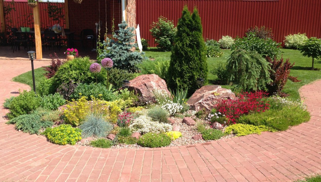 Клумба непрерывного цветения с хвойниками