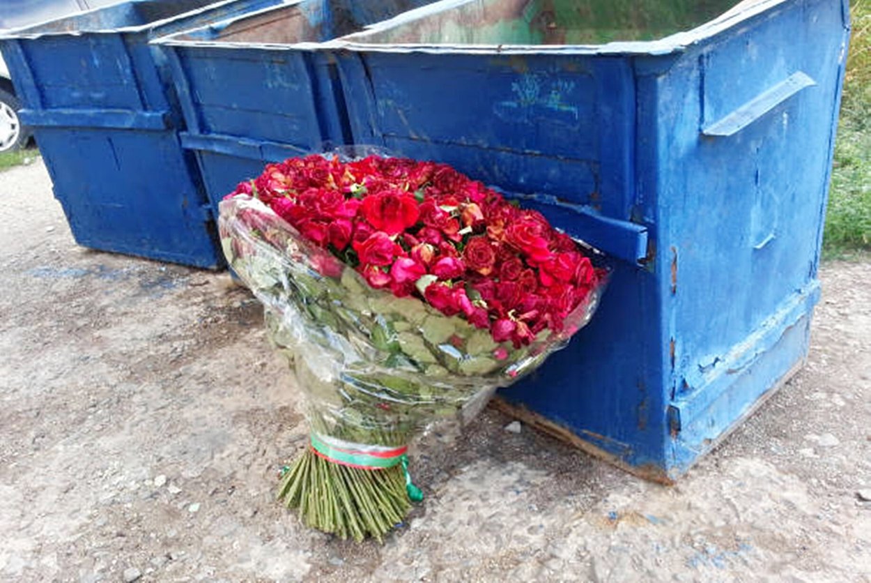 Цветы в мусорке
