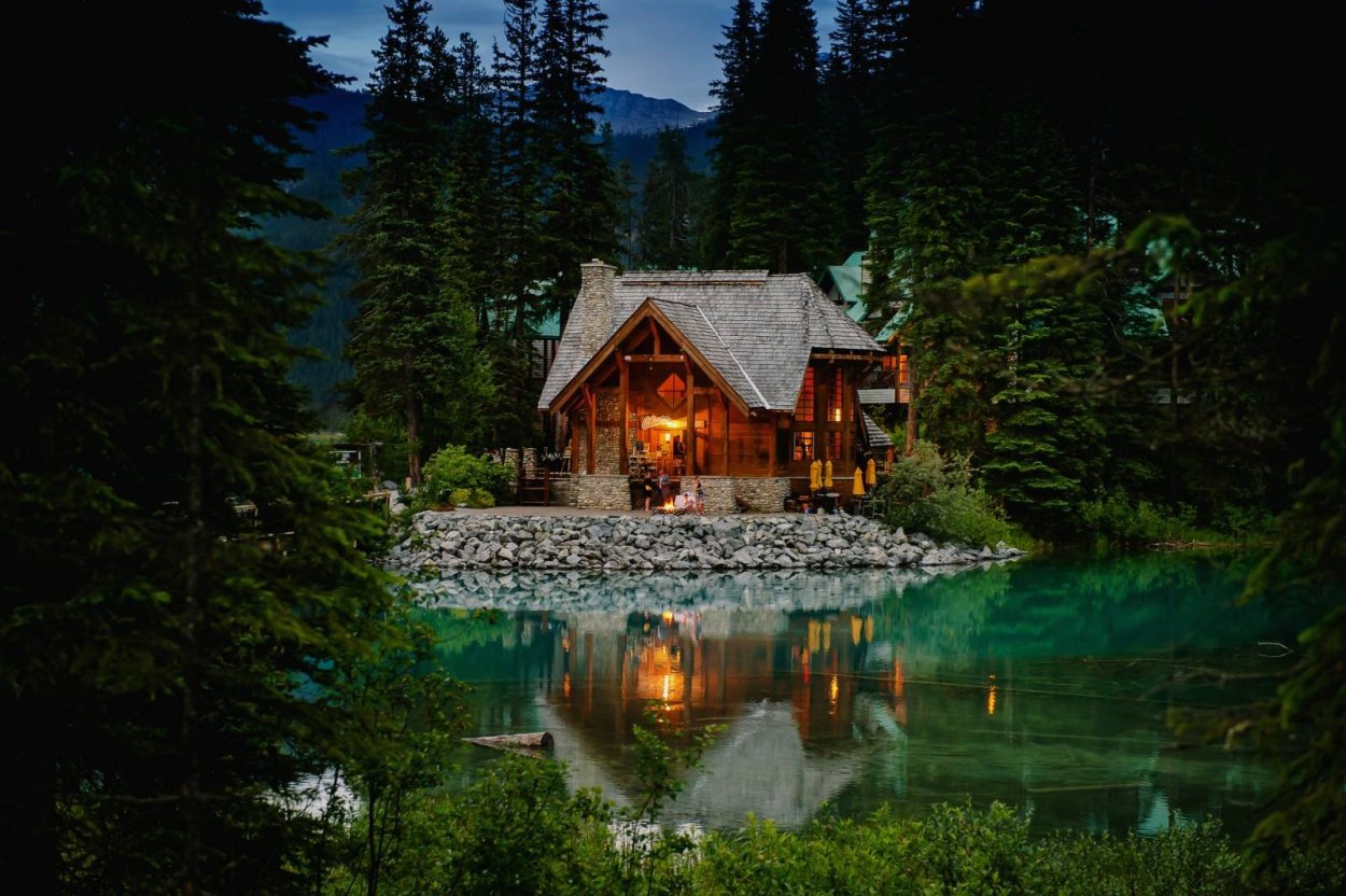 Домик в лесу у озера