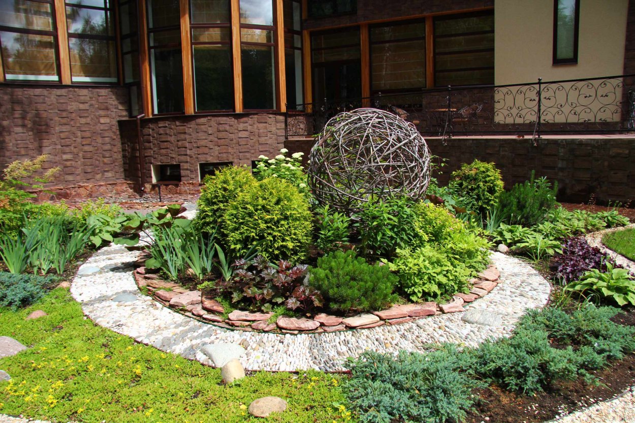 Клумба с рододендронами и хвойниками