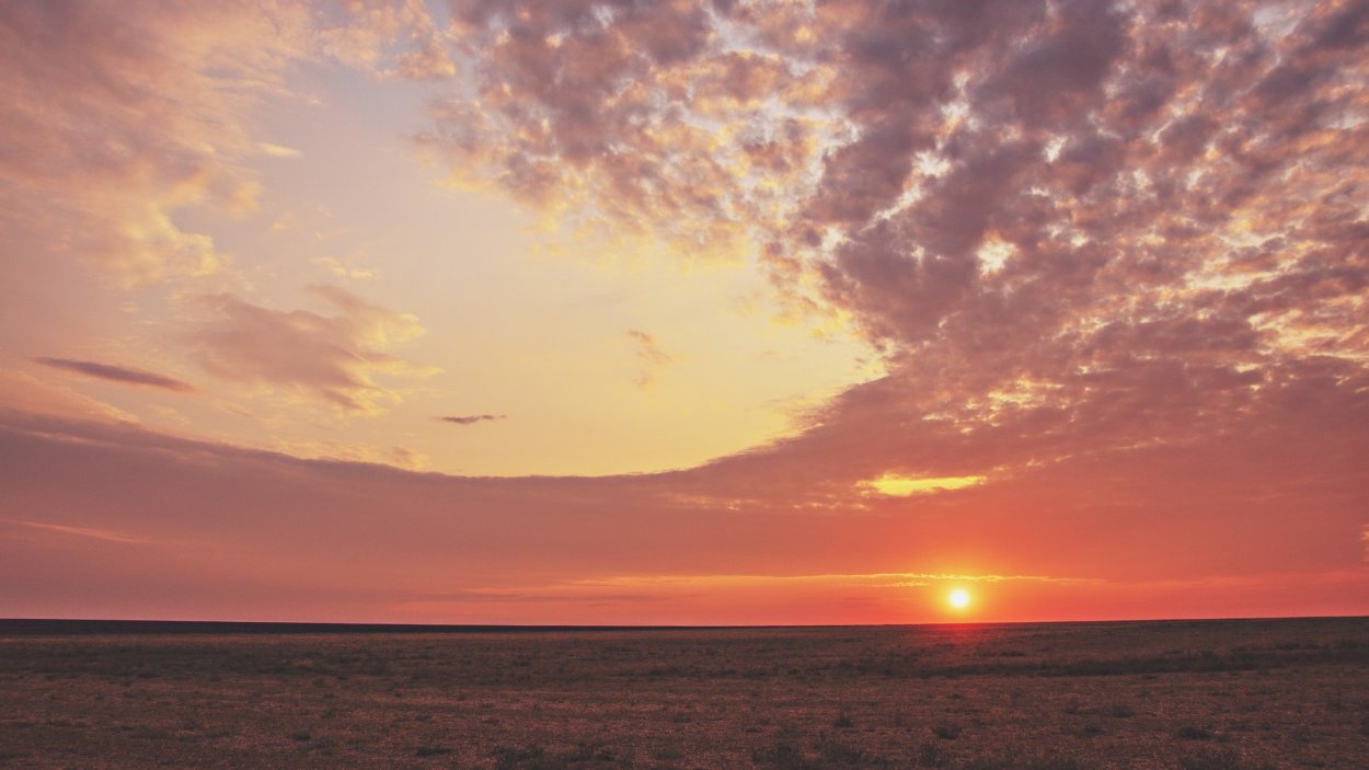 Вечернее небо в степи