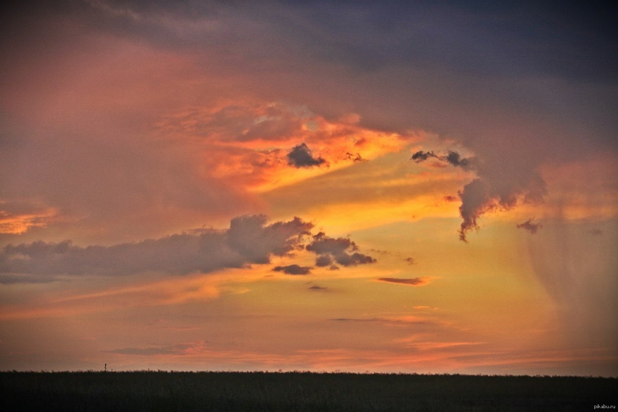 Закат в степи на берегу моря