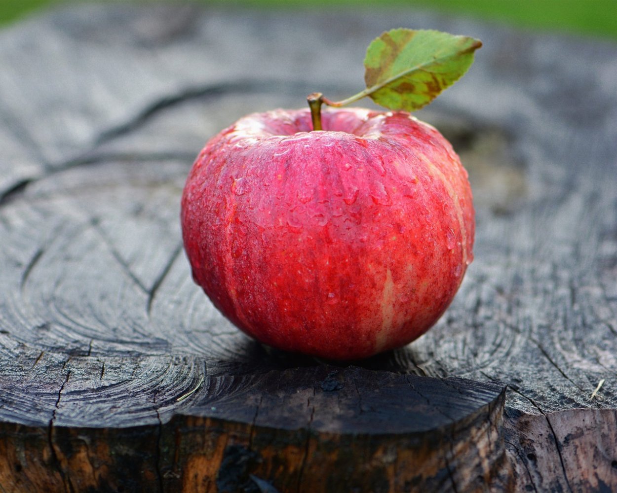 Красивое яблоко