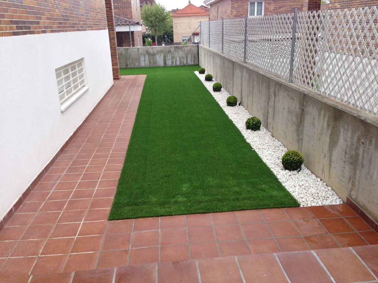 Клумбы с искусственной травой