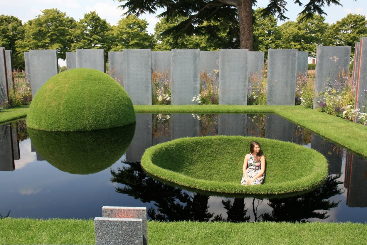 Клумбы на газоне