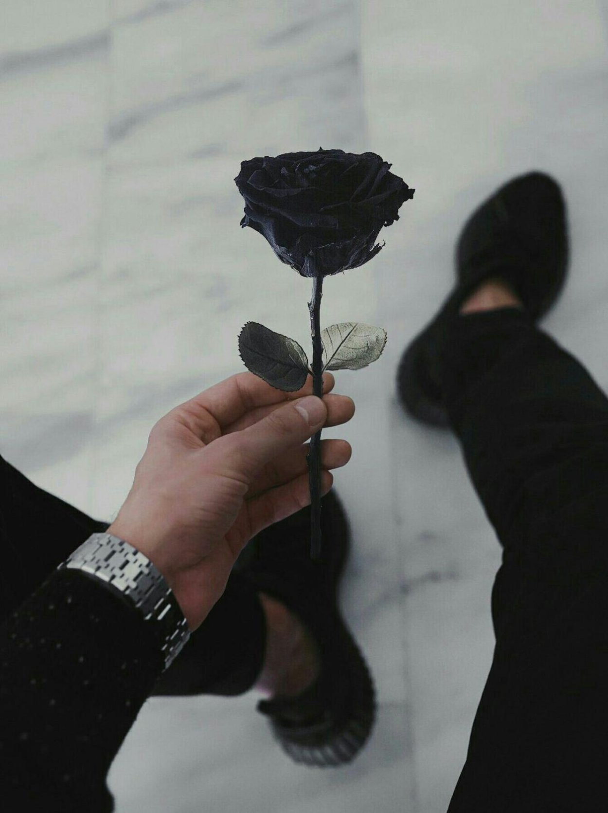 Парень и девушка с цветами