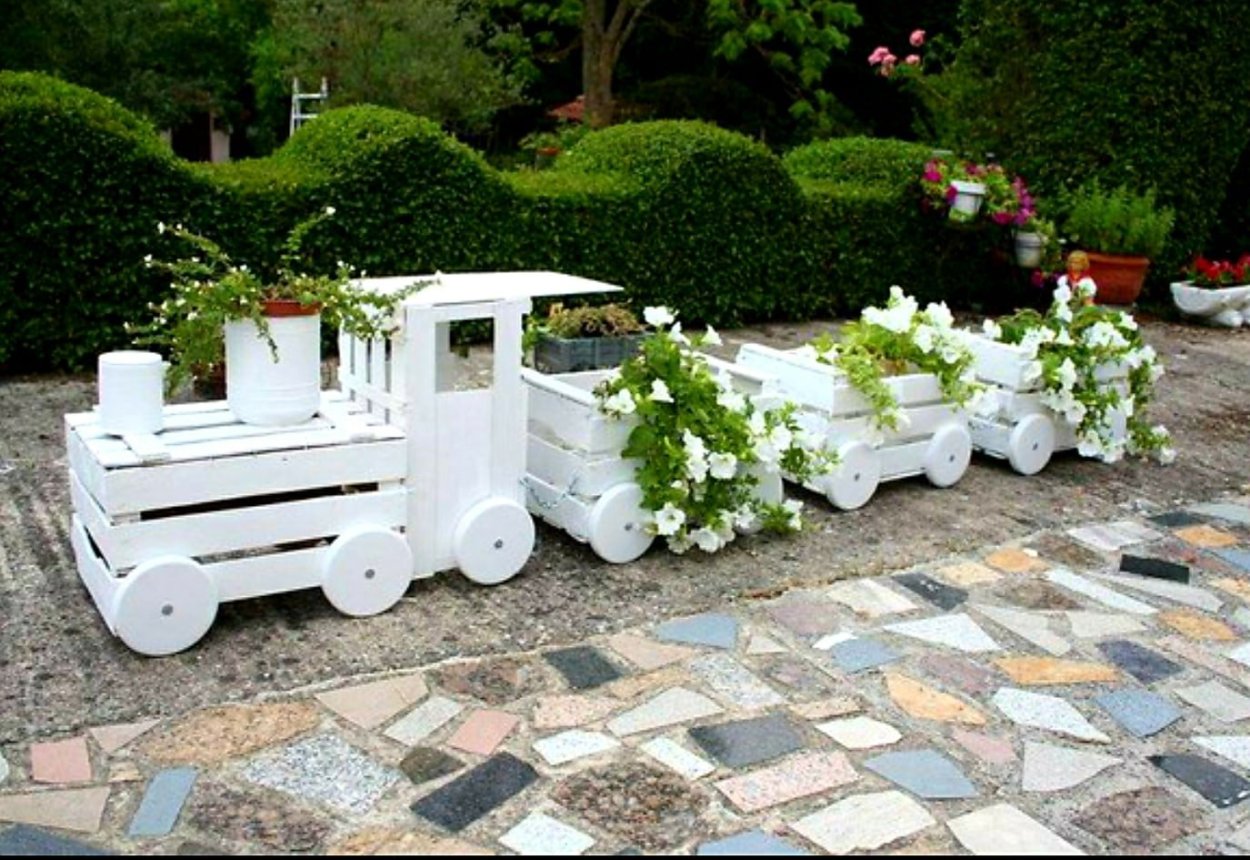 Цветочные клумбы из бревен