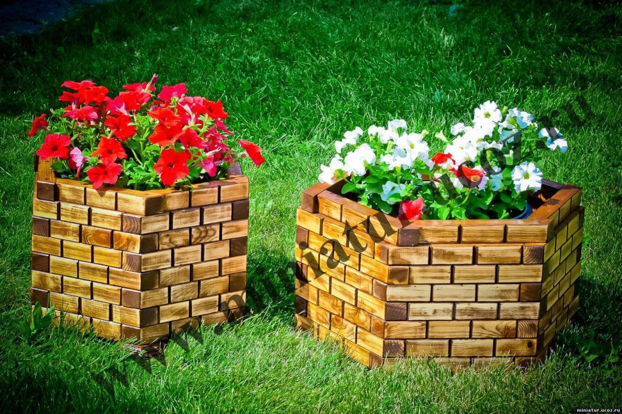 Клумба из поддонов
