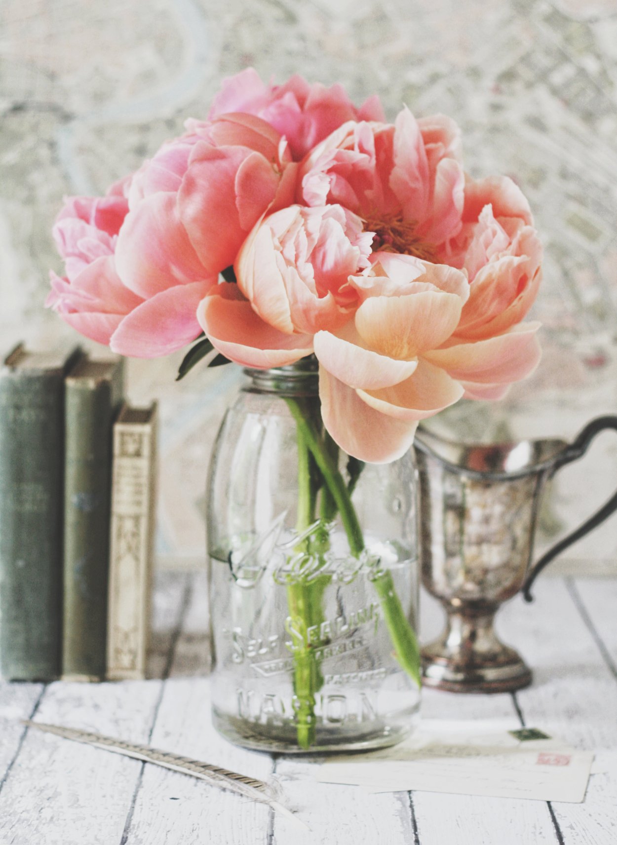 Букет пионов в вазе на столе