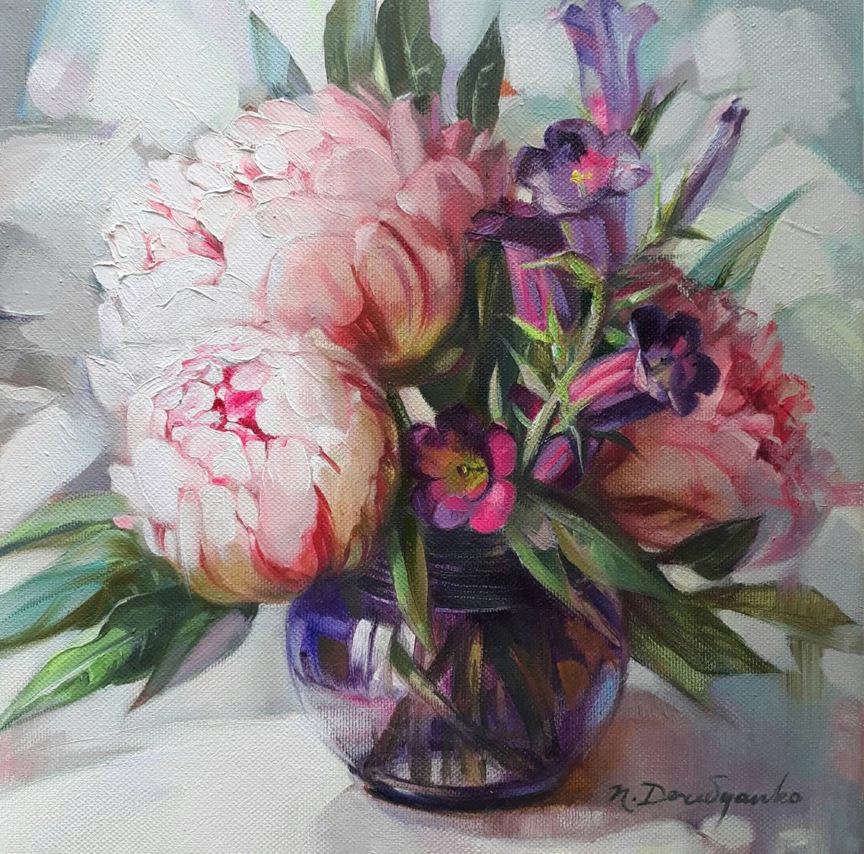 Пионы в высокой вазе