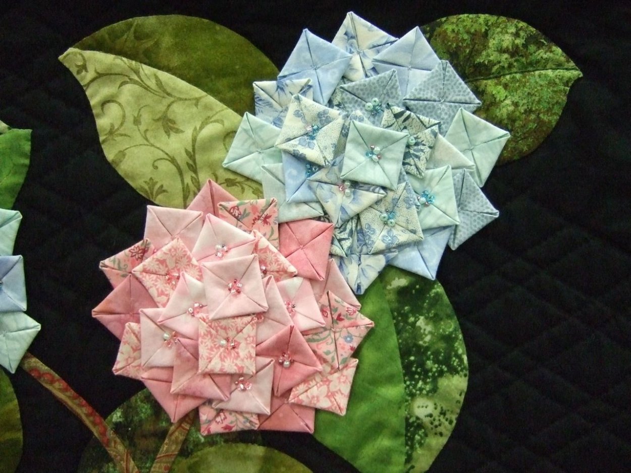 Цветы на стене в горшках