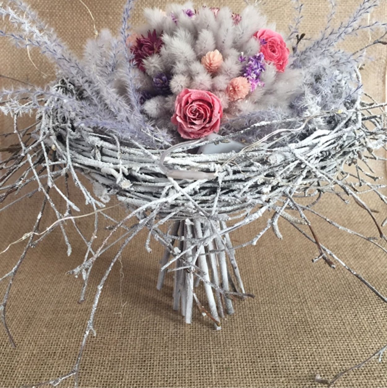 Каркасные букеты из живых цветов