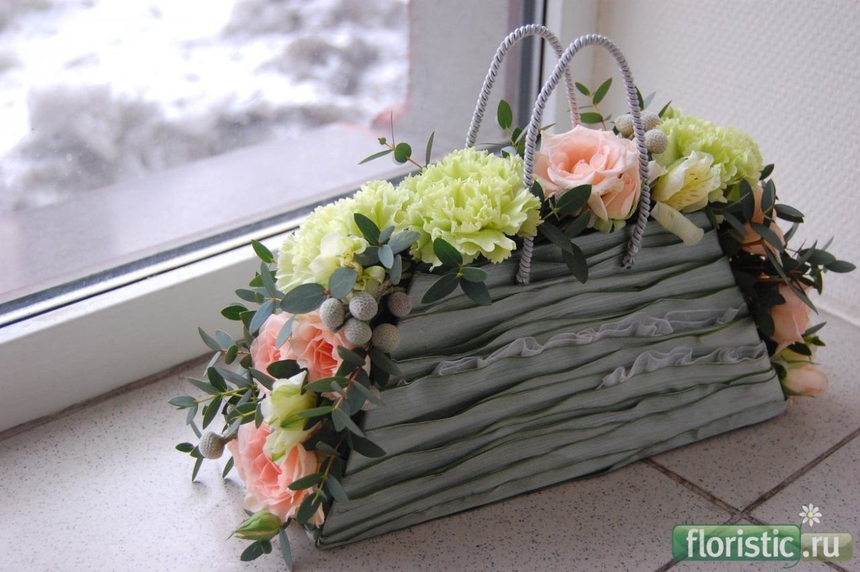 Цветочная композиция в сумочке с флористической губкой