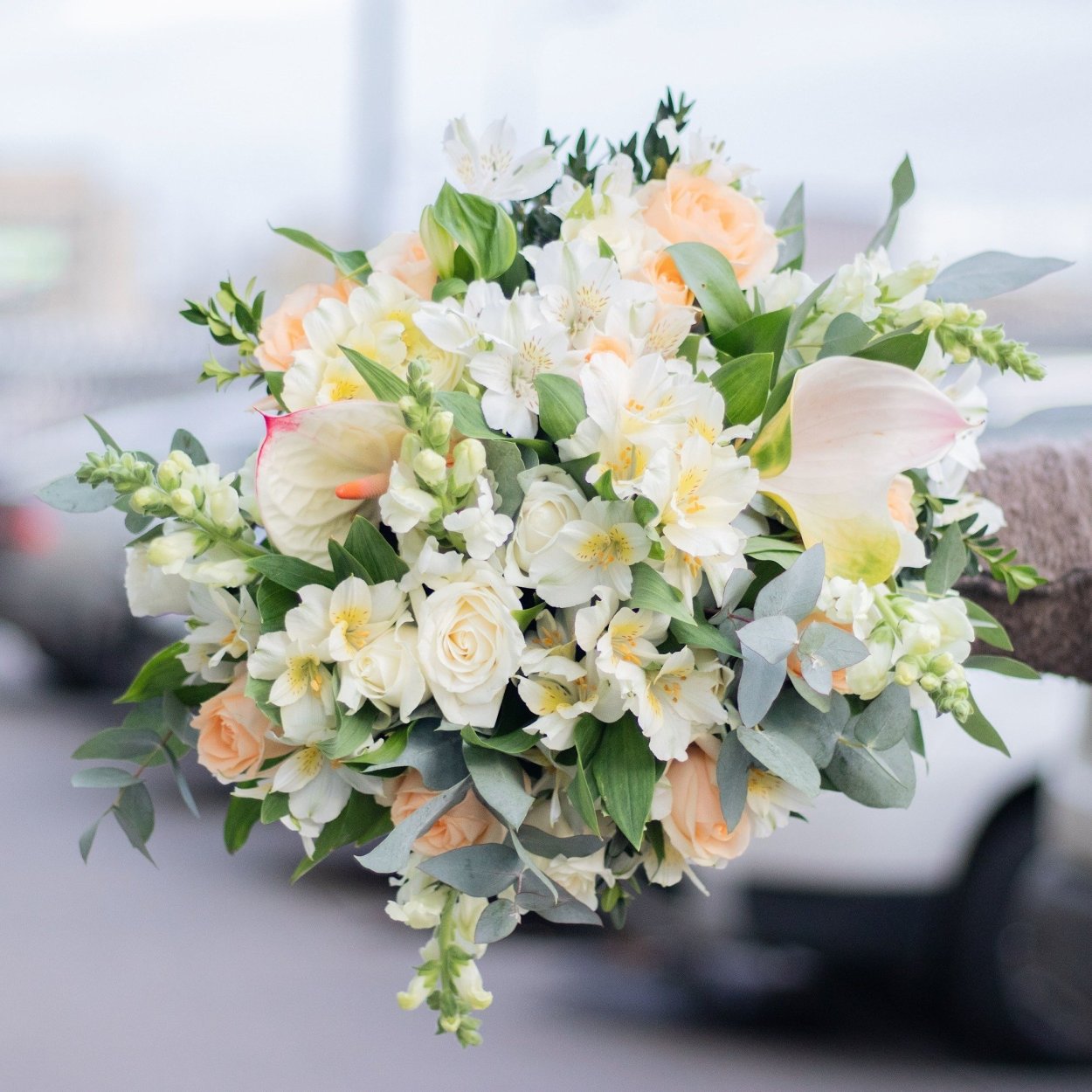 Букет с Антирринум и розами