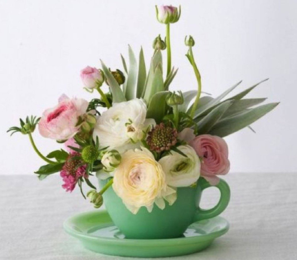 Цветочная композиция в чашке