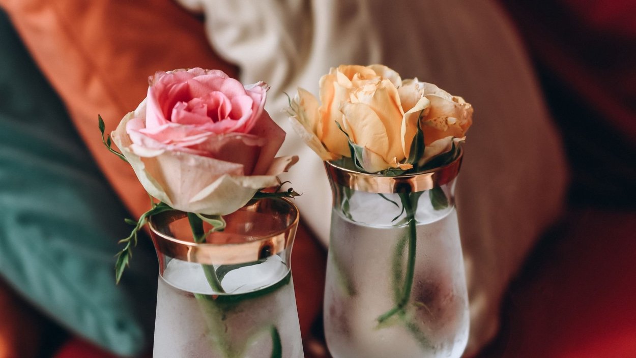 Нежные цветы в стакане