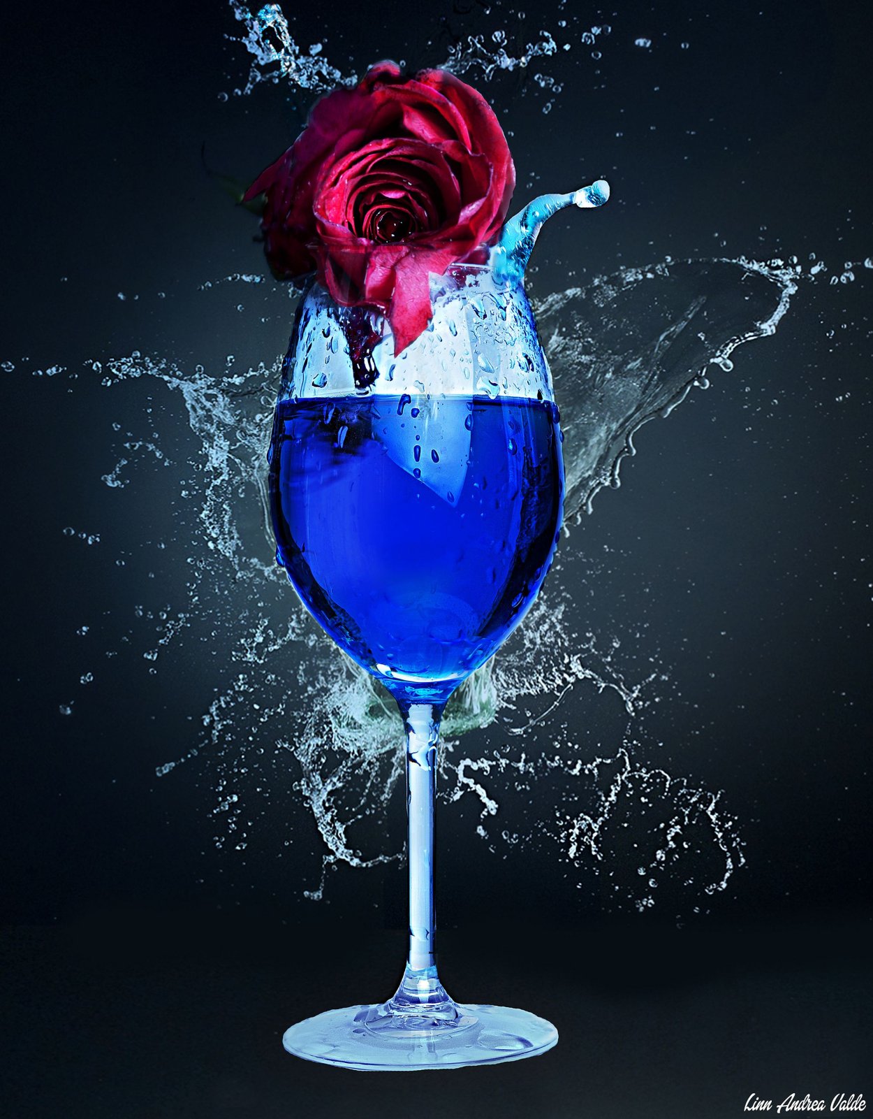 Коктейль цветок в бокале